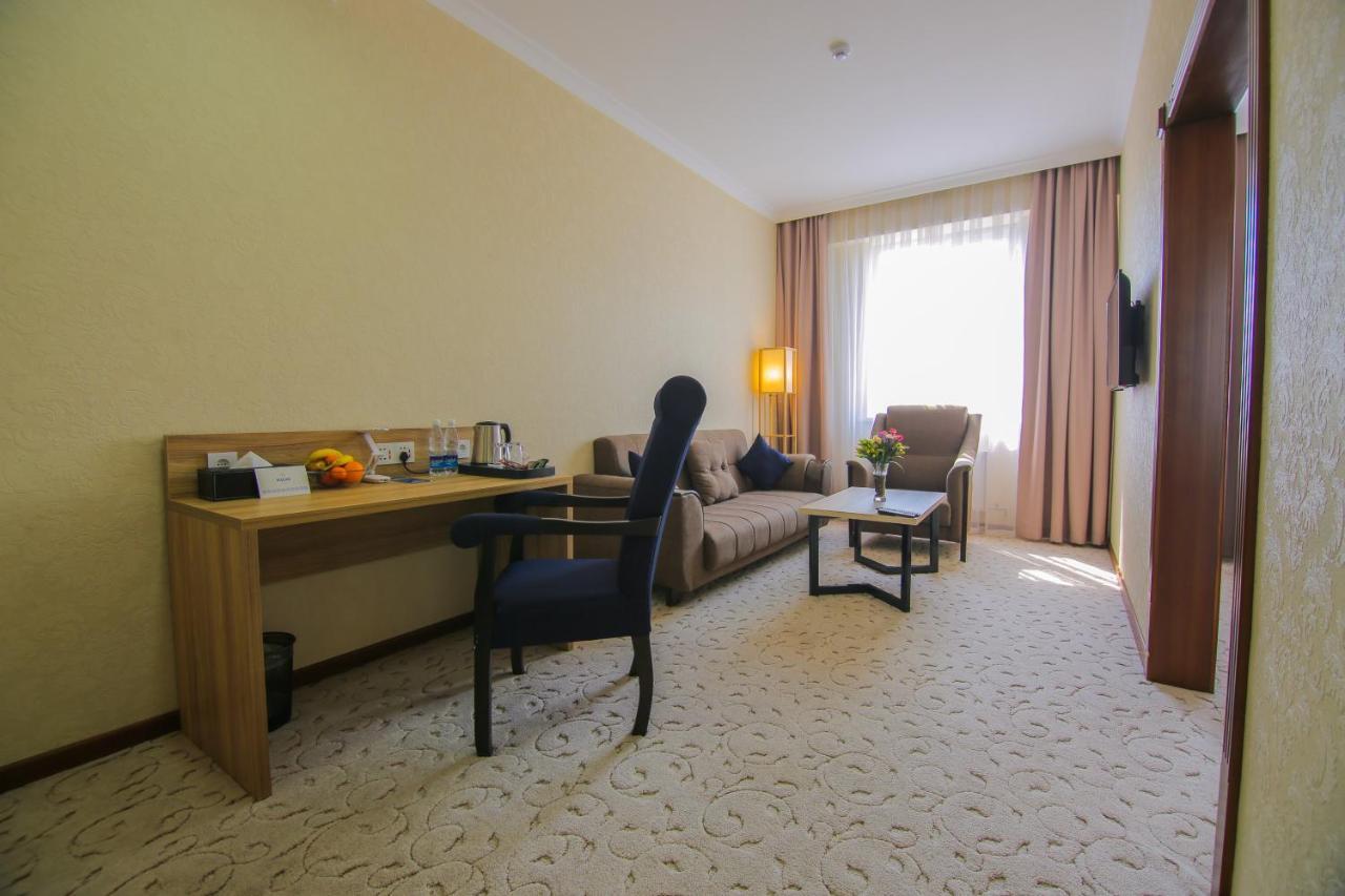 Rayan Hotel オシ エクステリア 写真